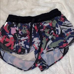 Lululemon hotty hot 2.5” size 6 shorts